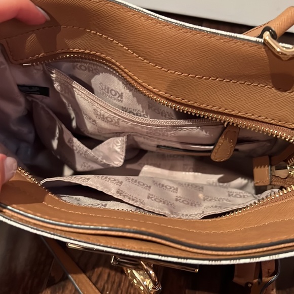 Michael Kors Adjustable Cross Body Bag - With Functional Lock & Key ๐๐ - Picture 3 of 8